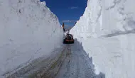 Hakkari Yüksekova yollarında temmuz sıcağında 7 metrelik kar tünelleri açıldı