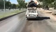 Elazığ trafiğinde eşya yüklü otomobil yürekleri ağza getirdi