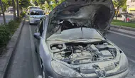 Batman Diyarbakır Caddesinde yanan otomobile vatandaşlar zamanında müdahale etti