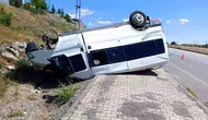 Karlıova yolunda kontrolden çıkan minibüs devrildi