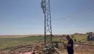 Şanlıurfa'da kaçak trafo operasyonunu durdurmak isteyen vatandaş direğe tırmandı