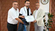 Zabıta yeleğini çıkarıp stetoskop takan Şemsettin Demir doktorluk görevine başladı