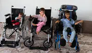 Şırnaklı üç kardeşin hayatını kolaylaştıracak tekerlekli sandalyeler ulaştırıldı