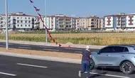 Batman Çevre Yolu nda düşen Türk bayrağını işçi Müslüm Taymur kurtardı
