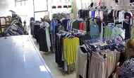Elazığ merkezindeki bir mağazada yaşanan hırsızlık anları güvenlik kamerasına yansıdı