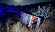 Pervari'de şarampole devrilen ambulanstaki sağlık ekibi kazayı yara almadan atlattı