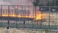 Diyarbakırda yangın sürerken çocuklar futbol oynamaya devam etti