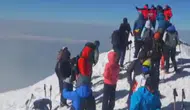 Ağrı Dağı zirvesinde dondurucu soğuğa rağmen tırmanış başarıyla tamamlandı