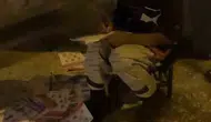 Şanlıurfalı Ayşe hurda toplarken sokakta ders çalışarak azmiyle örnek oluyor