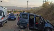 Elazığ Bingöl yolunda hafif ticari araç bariyerlere çarptı