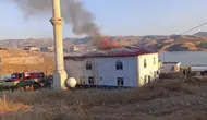 Hasankeyf köyündeki caminin çatısında çıkan yangın paniğe yol açtı