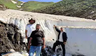Van Yaylalarında Süt Sağım Sezonu İçin Metrelerce Kar Temizleniyor
