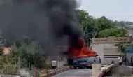Diyarbakır Sur yolunda seyir halindeki otomobil küle döndü