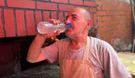 Vanlı fırıncılar kavurucu sıcaklarda ekmek üretmek için ter döküyor