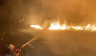 Diyarbakır kırsalında başlayan örtü yangını kontrol altına alınmaya çalışılıyor