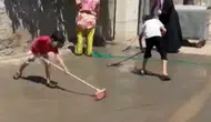 Batmanlılar belediyenin temizlemediği caddeyi kendi imkanlarıyla yıkadı