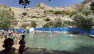 Mardin halkı kavurucu sıcaklarda Beyazsu Vadisi ile serin bir nefes alıyor