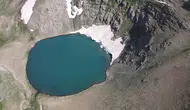 Van’ın yüksek zirvelerinde kar ve turkuazın buluştuğu gizli buzul gölü