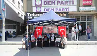 Muşta aileler evlatlarına kavuşmak için DEM Parti önünde toplandı