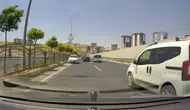 Şanlıurfa kara yolunda trafiği tehlikeye atan sürücü kameraya yansıdı