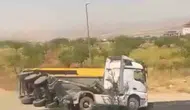 Siirt merkezde kontrolden çıkan kum yüklü kamyon yan yattı