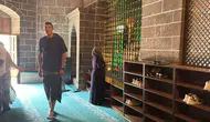 Diyarbakırlıların takdirini kazanan Fransız turistin örnek cami ziyareti
