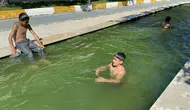 Elazığda çocuklar serinlemek için zabıtayı atlatıp süs havuzuna giriyor