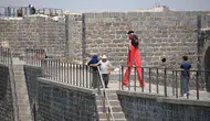 Diyarbakır Surları üzerinde tahta bacaklarla tehlikeli bir gösteri yaptı