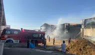 Şanlıurfa'da bir besi çiftliğinin saman deposu alevlere teslim oldu