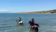 Van Gölü kıyısında atlı serinlik keyfi