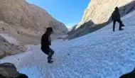 Tunceli Ovacıkta yaz mevsimine inat erimeyen buzlar şelaleyle birleşti