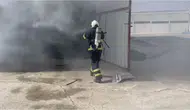 Kızıltepe Buğday Pazarı bölgesindeki bir depoda iş makinesi alevlere teslim oldu