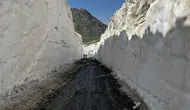 Yüksekova dağlarında Temmuz ayında karla mücadele zorlu geçiyor