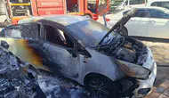Siirt'te park halindeki iki otomobil yanarak kullanılamaz hale geldi
