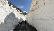 Yüksekova Cilo Dağı zirvesinde temmuz ayına rağmen karla zorlu mücadele sürüyor