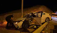 Siirt merkezde kontrolden çıkan araç bariyerlere çarparak alevler içinde kaldı