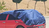 Elazığlı sürücüler kavurucu sıcaklara karşı araçlarını brandalarla koruyor