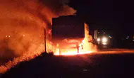 Adilcevaz yolunda seyir halindeki tırın dorsesi alevlere teslim oldu