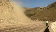 Yüksekova ile Van arasındaki ulaşım kaya kütleleri yüzünden durma noktasına geldi