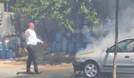 Dicle yolunda hareket halindeki araç alevler içinde kalarak kullanılamaz hale geldi