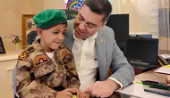Şanlıurfalı çocuk polis helikopterine selam verince ödülünü aldı