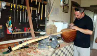 Vanlı bağlama ustasının el emeği eserleri dört kıtaya ulaşıyor