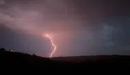 Gece gökyüzünü aydınlatan şimşekler kamerada