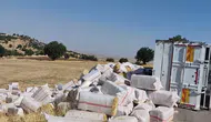 Çermik'te saman yüklü kamyon yan yattı
