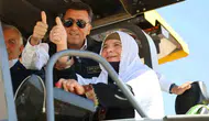 Çemişgezek köy yolunda asfalt dönemini Ayşe teyze ile başlattılar