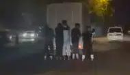 Diyarbakır sokaklarında seyir halindeki pikaba tutunan gençlerin yürekleri ağza getiren tehlikeli yolculuğu