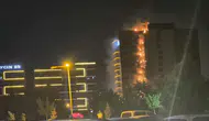 Diyarbakır'da plazada yangın büyüdü, çatıya sıçradı