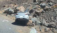 Hakkari Çukurca yolunda otomobilin kayaya çarpması sonucu üç kişi yaralandı
