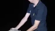 Elazığlı balıkçıdan yavru balıklara sevgi dolu veda