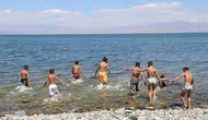 Van Gölü'nün sodalı suları çocukların saç rengini değiştirmeye devam ediyor